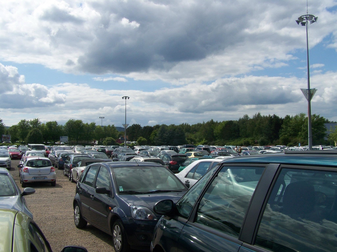Sécurité - Aucun marquage, mauvais management du parking, les voitures sont garées en triple voir quadruples rangées.